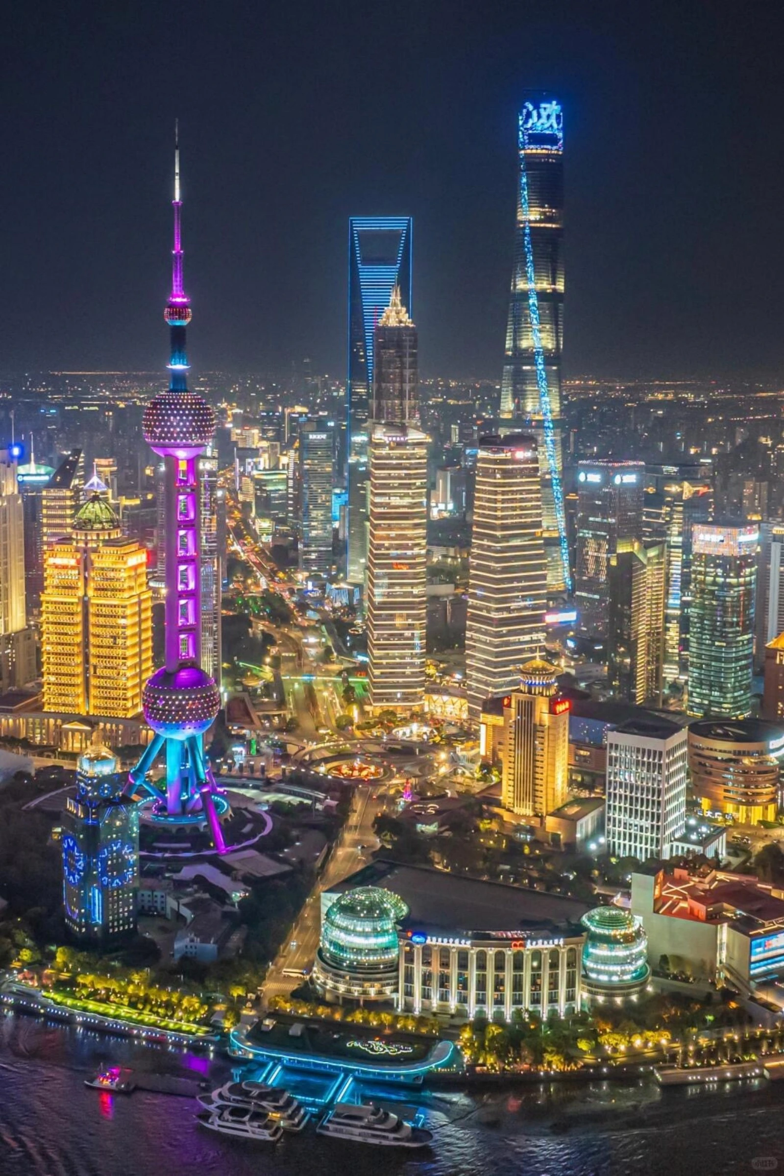 Vue nocturne réelle du quartier de Lujiazui à Shanghai, avec la tour Perle de l’Orient